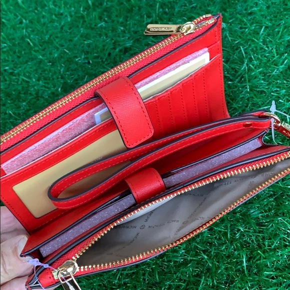 MICHAEL KORS Large Double Zip Leather Smartphone Wallet - Picture 15 of 16